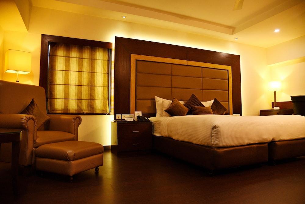 Hotel Royal Cliff Kanpur Exterior foto