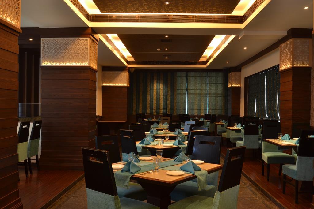 Hotel Royal Cliff Kanpur Exterior foto