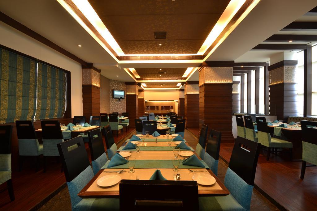 Hotel Royal Cliff Kanpur Exterior foto